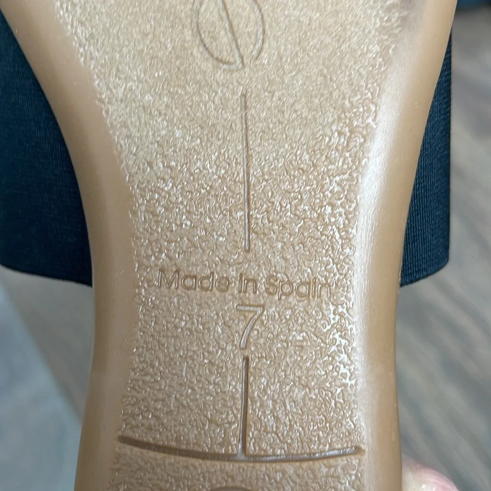 Andre Assous, Nice Neutral Featherweights Sandal, size 7 - Picture 3 of 3